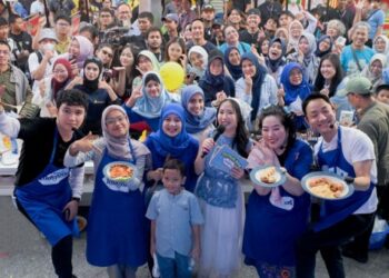 Adu Kreativitas di Dapur, Keseruan Duel Masak Aldi Taher dan Chef Hideki Curi Perhatian Pengunjung