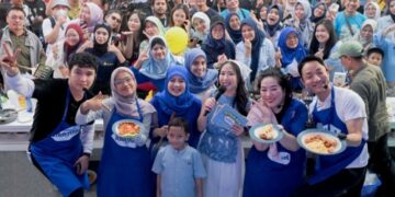Adu Kreativitas di Dapur, Keseruan Duel Masak Aldi Taher dan Chef Hideki Curi Perhatian Pengunjung