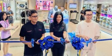 AJANG LARI: Dari kiri, Brand Ambassador 910Nineten Indonesia Sandiaga Uno, CEO 910Nineten Indonesia Anastasia Irene, dan Influencer Dr. Tirta saat grand opening gerai 910Nineten Indonesia Anastasia Irene di Fx Sudirman, Jakarta Selatan pada Minggu (7/6/2026). (FOTO: SHANTY AULIA/KORANINDOPOSCOM)