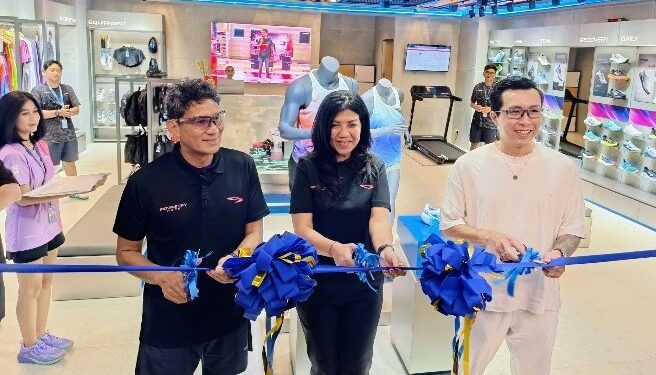 AJANG LARI: Dari kiri, Brand Ambassador 910Nineten Indonesia Sandiaga Uno, CEO 910Nineten Indonesia Anastasia Irene, dan Influencer Dr. Tirta saat grand opening gerai 910Nineten Indonesia Anastasia Irene di Fx Sudirman, Jakarta Selatan pada Minggu (7/6/2026). (FOTO: SHANTY AULIA/KORANINDOPOSCOM)