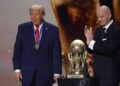 SEREMONIAL PEMBUKAAN: Presiden FIFA Gianni Infantino (kanan) saat menyerahkan Hadiah Perdamaian FIFA kepada Presiden Amerika Serikat Donald Trump pada acara Pengundian Final Piala Dunia FIFA 2026 di John F. Kennedy Center for the Performing Arts. Opening ceremony Piala Dunia 2026 akan digelar pada Kamis (11/6/2026) hari ini di Meksiko. (Foto: Amber Searls-Imagn Images)