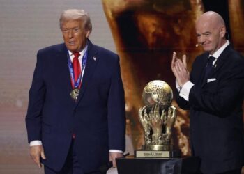 SEREMONIAL PEMBUKAAN: Presiden FIFA Gianni Infantino (kanan) saat menyerahkan Hadiah Perdamaian FIFA kepada Presiden Amerika Serikat Donald Trump pada acara Pengundian Final Piala Dunia FIFA 2026 di John F. Kennedy Center for the Performing Arts. Opening ceremony Piala Dunia 2026 akan digelar pada Kamis (11/6/2026) hari ini di Meksiko. (Foto: Amber Searls-Imagn Images)