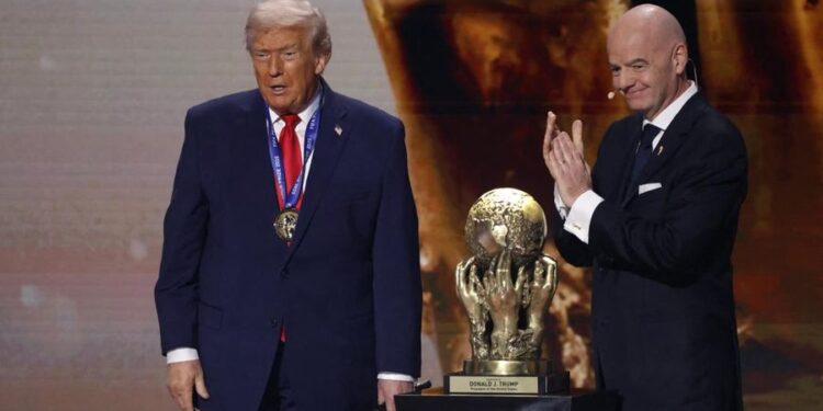 SEREMONIAL PEMBUKAAN: Presiden FIFA Gianni Infantino (kanan) saat menyerahkan Hadiah Perdamaian FIFA kepada Presiden Amerika Serikat Donald Trump pada acara Pengundian Final Piala Dunia FIFA 2026 di John F. Kennedy Center for the Performing Arts. Opening ceremony Piala Dunia 2026 akan digelar pada Kamis (11/6/2026) hari ini di Meksiko. (Foto: Amber Searls-Imagn Images)