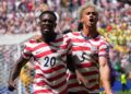 TUAN RUMAH: Selebrasi Folarin Balogun dan Antonee Robinson dalam laga Amerika Serikat vs Australia di Grup D Piala Dunia 2026 pada Sabtu (20/6/2026). (Foto: (c) AP Photo/Ted S. Warren)