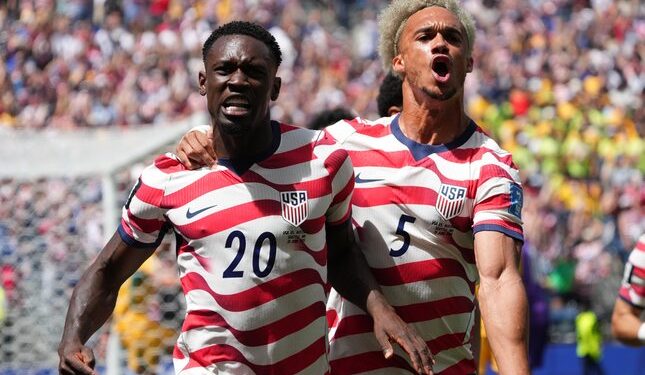 Modal Enam Poin, Timnas AS Segera Hadapi Bosnia dan Herzegovina 1 TUAN RUMAH: Selebrasi Folarin Balogun dan Antonee Robinson dalam laga Amerika Serikat vs Australia di Grup D Piala Dunia 2026 pada Sabtu (20/6/2026). (Foto: (c) AP Photo/Ted S. Warren)