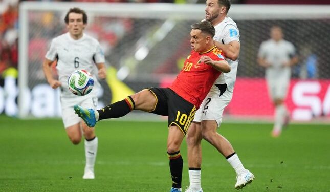 HASIL TELAK: Pemain Belgia, Leandro Trossard, berebut bola dengan pemain Selandia Baru, Tim Payne, dalam pertandingan Piala Dunia 2026 pada Sabtu (27/6/2026). (Foto: (c) AP Photo/Abbie Parr)