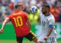 DIPREDIKSI SENGIT: Pemain Belgia, Leandro Trossard dan pemain Mesir, Mohamed Salah, dalam pertandingan Grup G Piala Dunia 2026 pada Selasa (16/6/2026). (Foto: (c) AP Photo/Manu Fernandez)