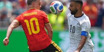 DIPREDIKSI SENGIT: Pemain Belgia, Leandro Trossard dan pemain Mesir, Mohamed Salah, dalam pertandingan Grup G Piala Dunia 2026 pada Selasa (16/6/2026). (Foto: (c) AP Photo/Manu Fernandez)