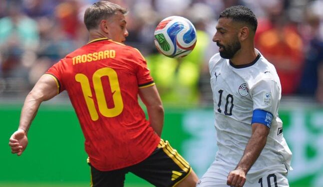 DIPREDIKSI SENGIT: Pemain Belgia, Leandro Trossard dan pemain Mesir, Mohamed Salah, dalam pertandingan Grup G Piala Dunia 2026 pada Selasa (16/6/2026). (Foto: (c) AP Photo/Manu Fernandez)