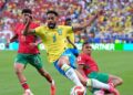 DI LUAR HARAPAN: Pemain Brasil Matheus Cunha (tengah) berduel dengan pemain Maroko Soufiane Rahimi dalam pertandingan Grup C Piala Dunia 2026 pada Minggu (14/6/2026). (Foto: (c) AP Photo/Yuki Iwamura)