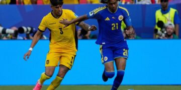 AKHIR IMBANG: Piero Hincapie mencoba merebut bola dari kaki Tahith Chong di laga Piala Dunia 2026, Ekuador vs Curacao pada Minggu (21/6/2026). (Foto: (c) AP Photo/Charlie Riedel)
