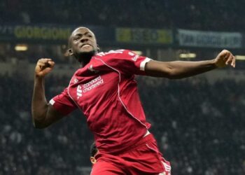 SELEBRASI: Pemain Liverpool, Ibrahima Konate, merayakan gol yang kemudian dianulir setelah pemeriksaan VAR dalam laga Liga Champions kontra Inter Milan, Rabu (10/12/2025). (Foto: (c) AP Photo/Luca Bruno)