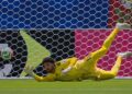 AKSI DRAMATIS: Kiper Qatar, Mahmoud Abunada, melakukan penyelamatan dalam pertandingan Grup B Piala Dunia 2026 melawan Swiss pada Minggu (14/6/2026). (Foto: (c) AP Photo/Eugene Hoshiko)