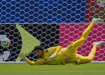 AKSI DRAMATIS: Kiper Qatar, Mahmoud Abunada, melakukan penyelamatan dalam pertandingan Grup B Piala Dunia 2026 melawan Swiss pada Minggu (14/6/2026). (Foto: (c) AP Photo/Eugene Hoshiko)