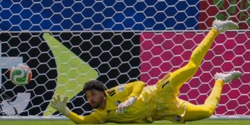 AKSI DRAMATIS: Kiper Qatar, Mahmoud Abunada, melakukan penyelamatan dalam pertandingan Grup B Piala Dunia 2026 melawan Swiss pada Minggu (14/6/2026). (Foto: (c) AP Photo/Eugene Hoshiko)