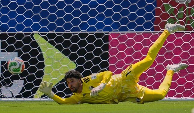 Kanada dan Qatar Sama-Sama Jaga Asa Lolos Babak 32 Besar 1 AKSI DRAMATIS: Kiper Qatar, Mahmoud Abunada, melakukan penyelamatan dalam pertandingan Grup B Piala Dunia 2026 melawan Swiss pada Minggu (14/6/2026). (Foto: (c) AP Photo/Eugene Hoshiko)