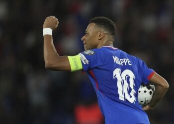 MASUK DAFTAR: Kapten Prancis, Kylian Mbappe, merayakan golnya ke gawang Islandia di Kualifikasi Piala Dunia 2026 Grup D di Parc des Princes stadium. (Foto Ilustrasi: (c) AP Photo/Christophe Ena)