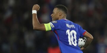 MASUK DAFTAR: Kapten Prancis, Kylian Mbappe, merayakan golnya ke gawang Islandia di Kualifikasi Piala Dunia 2026 Grup D di Parc des Princes stadium. (Foto Ilustrasi: (c) AP Photo/Christophe Ena)