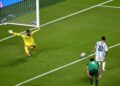 Lionel Messi Tiga Kali Bobol Gawang Aljazair tanpa Balas 6 MIMPI BURUK: Aksi Luca Zidane, kiper Timnas Aljazair, saat berhadapan dengan Lionel Messi pada laga Piala Dunia 2026. (Foto: (c) AP Photo/Reed Hoffmann)