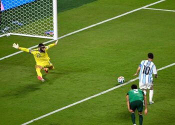 MIMPI BURUK: Aksi Luca Zidane, kiper Timnas Aljazair, saat berhadapan dengan Lionel Messi pada laga Piala Dunia 2026. (Foto: (c) AP Photo/Reed Hoffmann)