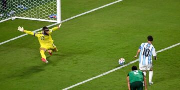 KELEMAHAN MESSI: Aksi Luca Zidane, kiper Timnas Aljazair, saat berhadapan dengan Lionel Messi pada laga Piala Dunia 2026. (Foto: (c) AP Photo/Reed Hoffmann)