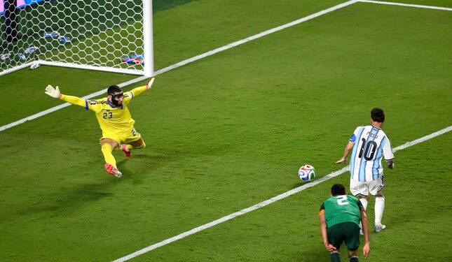 Lionel Messi Tiga Kali Bobol Gawang Aljazair tanpa Balas 1 MIMPI BURUK: Aksi Luca Zidane, kiper Timnas Aljazair, saat berhadapan dengan Lionel Messi pada laga Piala Dunia 2026. (Foto: (c) AP Photo/Reed Hoffmann)