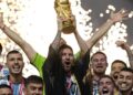 PUNCAK PENCAPAIAN: Lionel Messi bersama pemain Argentina lainnya mengangkat trofi Piala Dunia setelah menjadi juara di Piala Dunia 2022 di Lusail Stadium, Qatar, Senin (19/12/2022). (Foto Ilustrasi: AP Photo/Martin Meissner)