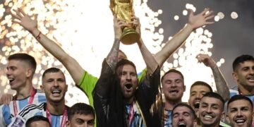 PUNCAK PENCAPAIAN: Lionel Messi bersama pemain Argentina lainnya mengangkat trofi Piala Dunia setelah menjadi juara di Piala Dunia 2022 di Lusail Stadium, Qatar, Senin (19/12/2022). (Foto Ilustrasi: AP Photo/Martin Meissner)