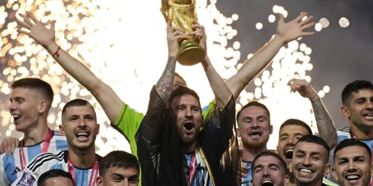 Lionel Messi Siap Ulangi Sukses Piala Dunia 2022 1 PUNCAK PENCAPAIAN: Lionel Messi bersama pemain Argentina lainnya mengangkat trofi Piala Dunia setelah menjadi juara di Piala Dunia 2022 di Lusail Stadium, Qatar, Senin (19/12/2022). (Foto Ilustrasi: AP Photo/Martin Meissner)