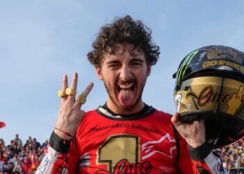 AKHIR PETUALANGAN: Francesco Bagnia melakukan selebrasi. Ducati resmi berpisah dengan Francesco Bagnaia. Sebagai gantinya, Ducati merekrut Pedro Acosta sebagai tandem baru Marc Marquez. (Foto: motogp.com)