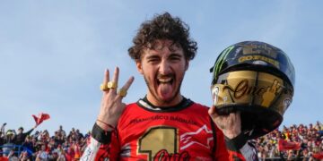 AKHIR PETUALANGAN: Francesco Bagnia melakukan selebrasi. Ducati resmi berpisah dengan Francesco Bagnaia. Sebagai gantinya, Ducati merekrut Pedro Acosta sebagai tandem baru Marc Marquez. (Foto: motogp.com)