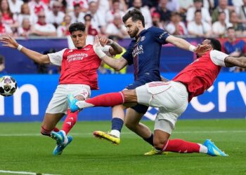 PERFOMA MENYALA: Khvicha Kvaratskhelia (tengah) dikawal Piero Hincapie dan Gabriel Magalhaes dalam laga final Liga Champions antara PSG vs Arsenal di Puskas Arena, Budapest pada Sabtu (30/5/2026). (Foto: (c) AP Photo/Petr Josek)