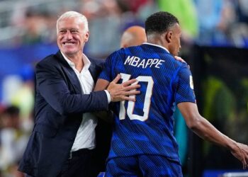 TANPA LAWAN: Pemain Prancis Kylian Mbappe (10) dipeluk oleh pelatih kepala Didier Deschamps saat ia meninggalkan lapangan dalam laga Grup I Piala Dunia 2026 antara Prancis vs Irak di Philadelphia pada Senin (22/6/2026). (Foto: (c) AP Photo/Petr David Josek)