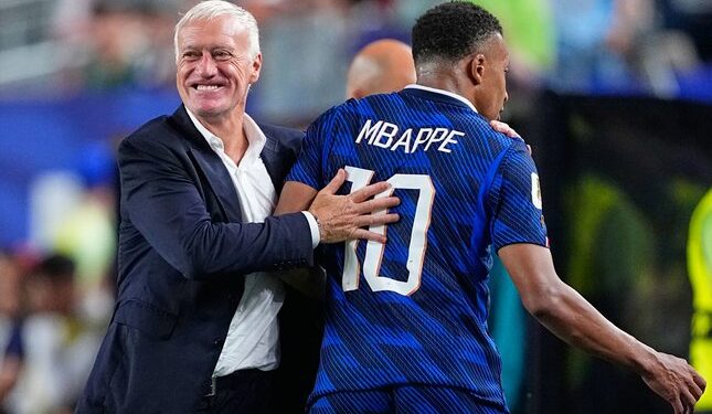 TANPA LAWAN: Pemain Prancis Kylian Mbappe (10) dipeluk oleh pelatih kepala Didier Deschamps saat ia meninggalkan lapangan dalam laga Grup I Piala Dunia 2026 antara Prancis vs Irak di Philadelphia pada Senin (22/6/2026). (Foto: (c) AP Photo/Petr David Josek)
