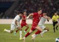 KEJUTAN BESAR: Penyerang Timnas Indonesia Ole Romeny dikawal ketat pemain Oman. (Foto: CNNINdonesia/Adi Maulana Ibrahim)