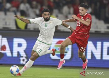 DUEL SENGIT: Pemain Timnas Indonesia Justin Hubner (kanan) berusaha merebut bola dari kaki pemain Timnas Oman Muhsen Saleh Alghassani saat FIFA Matchday di SUGBK, Senayan, Jakarta Pusat pada Jumat (5/6/2026). (Foto Ilustrasi: Antara Foto/M Risyal Hidayat/nym)