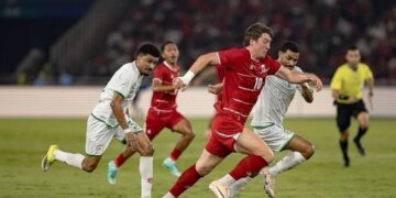 KEJUTAN BESAR: Penyerang Timnas Indonesia Ole Romeny dikawal ketat pemain Oman. (Foto: CNNINdonesia/Adi Maulana Ibrahim)