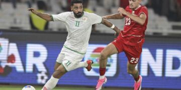 DUEL SENGIT: Pemain Timnas Indonesia Justin Hubner (kanan) berusaha merebut bola dari kaki pemain Timnas Oman Muhsen Saleh Alghassani saat FIFA Matchday di SUGBK, Senayan, Jakarta Pusat pada Jumat (5/6/2026). (Foto Ilustrasi: Antara Foto/M Risyal Hidayat/nym)