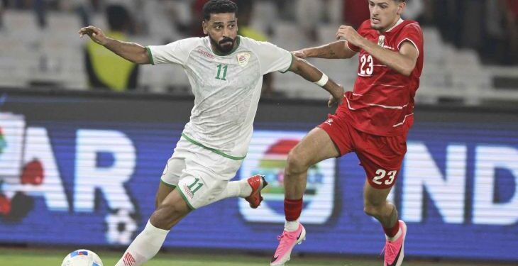 DUEL SENGIT: Pemain Timnas Indonesia Justin Hubner (kanan) berusaha merebut bola dari kaki pemain Timnas Oman Muhsen Saleh Alghassani saat FIFA Matchday di SUGBK, Senayan, Jakarta Pusat pada Jumat (5/6/2026). (Foto Ilustrasi: Antara Foto/M Risyal Hidayat/nym)