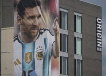 Hotel Tempat Lionel Messi Menginap di Kansas City Mendadak Viral 2 MEGABINTANG ARGENTINA: Foto Lionel Messi tampak terpampang di salah satu sisi bangunan Hotel Origin Kansas City Riverfront di Missouri, Amerika Serikat sejak Rabu (3/6/2026). (Foto: Carlos Moreno/KCUR 89.3)