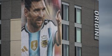 MEGABINTANG ARGENTINA: Foto Lionel Messi tampak terpampang di salah satu sisi bangunan Hotel Origin Kansas City Riverfront di Missouri, Amerika Serikat sejak Rabu (3/6/2026). (Foto: Carlos Moreno/KCUR 89.3)
