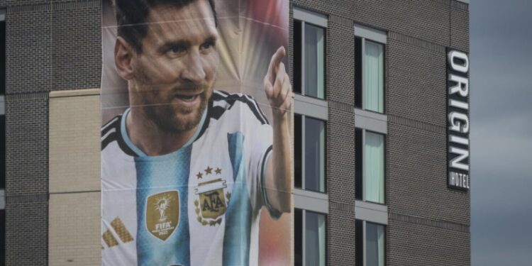 MEGABINTANG ARGENTINA: Foto Lionel Messi tampak terpampang di salah satu sisi bangunan Hotel Origin Kansas City Riverfront di Missouri, Amerika Serikat sejak Rabu (3/6/2026). (Foto: Carlos Moreno/KCUR 89.3)