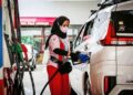 HARGA BARU: Pegawai SPBU Pertamina mengisi BBM sebuah mobil. (Foto Ilustrasi: PT Pertamina)