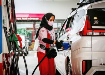 HARGA BARU: Pegawai SPBU Pertamina mengisi BBM sebuah mobil. (Foto Ilustrasi: PT Pertamina)