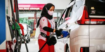HARGA BARU: Pegawai SPBU Pertamina mengisi BBM sebuah mobil. (Foto Ilustrasi: PT Pertamina)