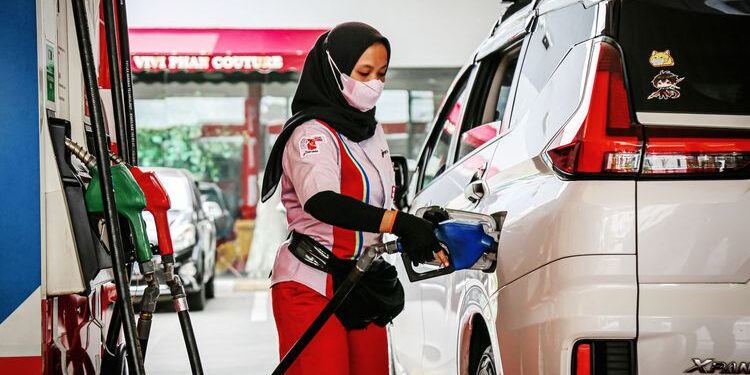 HARGA BARU: Pegawai SPBU Pertamina mengisi BBM sebuah mobil. (Foto Ilustrasi: PT Pertamina)