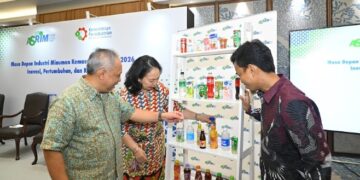 INDUSTRI MINUMAN: Dari kiri, Ketua Umum ASRIM Triyono Prijosoesilo (kiri) Direktur Industri Minuman, Hasil Tembakau, dan Bahan Penyegar Kemenperin Merrijantij Punguan Pintaria, dan Peneliti Senior CORE Indonesia Muhammad Ishak Razak pada acara siaran pers di Hotel Bidakara, Tebet, Jakarta Selatan pada Kamis (4/6/26). (FOTO: SHANTY AULIA/KORANINDOPOS.COM)
