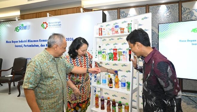 INDUSTRI MINUMAN: Dari kiri, Ketua Umum ASRIM Triyono Prijosoesilo (kiri) Direktur Industri Minuman, Hasil Tembakau, dan Bahan Penyegar Kemenperin Merrijantij Punguan Pintaria, dan Peneliti Senior CORE Indonesia Muhammad Ishak Razak pada acara siaran pers di Hotel Bidakara, Tebet, Jakarta Selatan pada Kamis (4/6/26). (FOTO: SHANTY AULIA/KORANINDOPOS.COM)