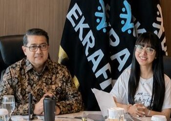 INDUSTRI KREATIF: Menteri Ekonomi Kreatif RI Teuku Riefky Harsya (kiri) dan sineas muda Ferly Halim saat kunjungan Ferly di Gedung Kementerian Ekonomi Kreatif RI, Jakarta pada Selasa (23/6/2026). (Foto: Dok/Ferly Salim)
