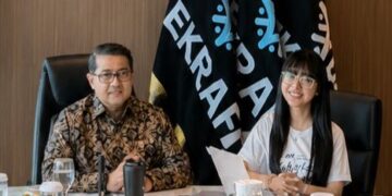 INDUSTRI KREATIF: Menteri Ekonomi Kreatif RI Teuku Riefky Harsya (kiri) dan sineas muda Ferly Halim saat kunjungan Ferly di Gedung Kementerian Ekonomi Kreatif RI, Jakarta pada Selasa (23/6/2026). (Foto: Dok/Ferly Salim)